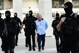 Από τη μεταφορά των κατηγορουμένων στη δίκη για τη δολοφονία του δημοσιογράφου Γιώργου Καραϊβάζ
